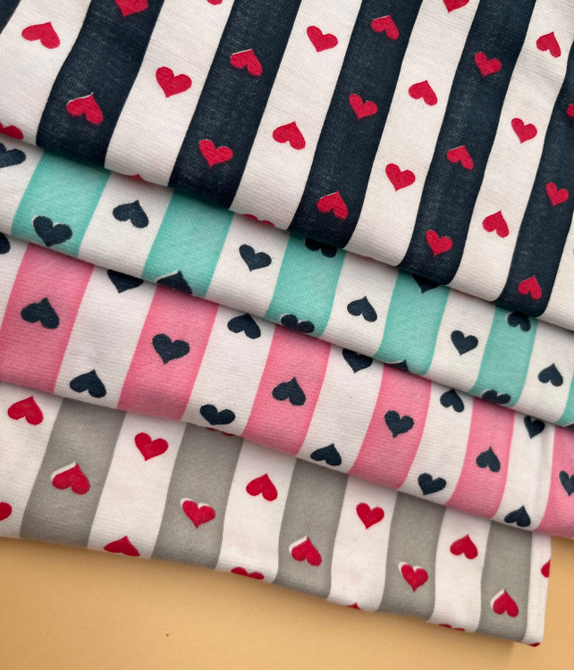 شلوار راسته زنانه طرح راهراه قلبی با جنس نخ پنبه نرم و خنک، مناسب سایز ۴۰ تا ۴۶ و رنگهای پاستلی